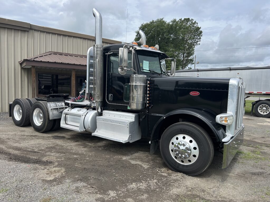 2015 Peterbilt 389 Day Cab